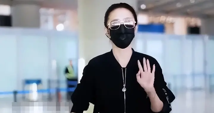 大难临头各自飞？机场被粉丝追，佟丽娅毫不犹豫＂出卖＂辛芷蕾
