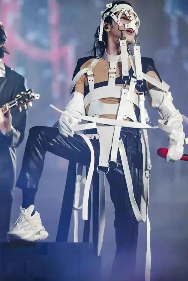 华晨宇这个自封的“歌神”，在香港出尽洋相，央视正片已查无此人