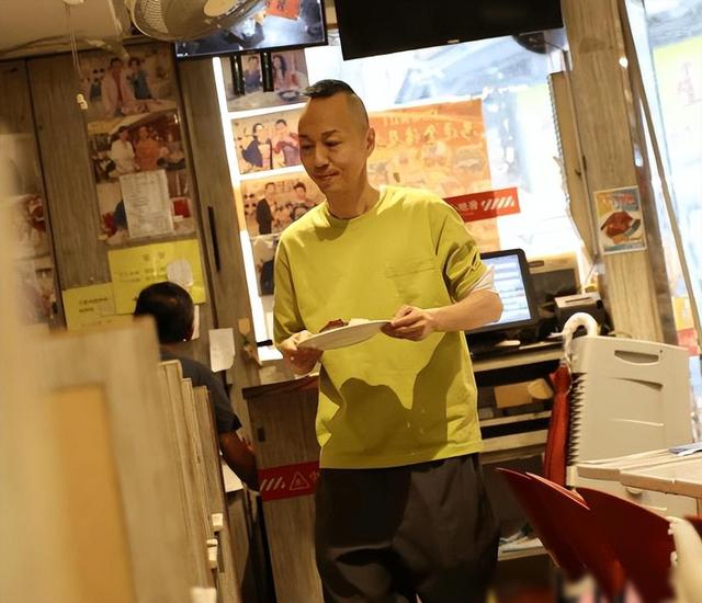 资深演员被曝在餐厅洗碗、倒垃圾！本人回应：不偷不抢，过好自己