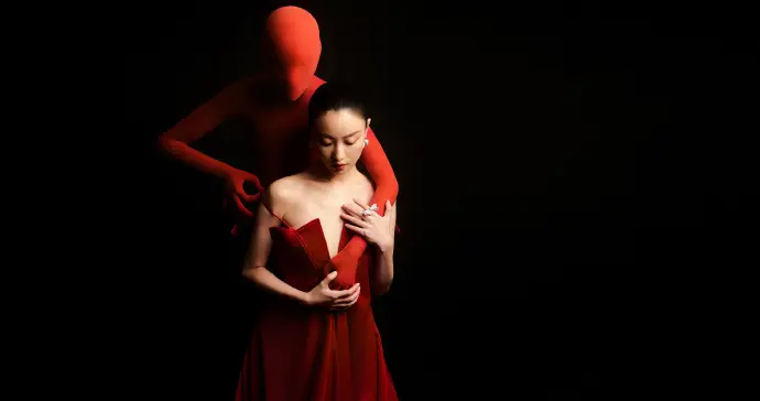 W盛典红毯，热巴杨幂热聊，倪妮造型惹争议，网友：背着布洛芬？