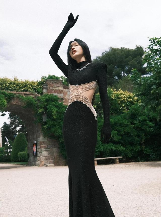 张俪真的太美了，黑色紧身长裙大秀完美好身材！