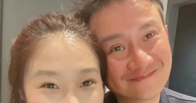 文章和闺女同框笑得太温柔了，父女俩共用一张脸，五官气质好相似 ???