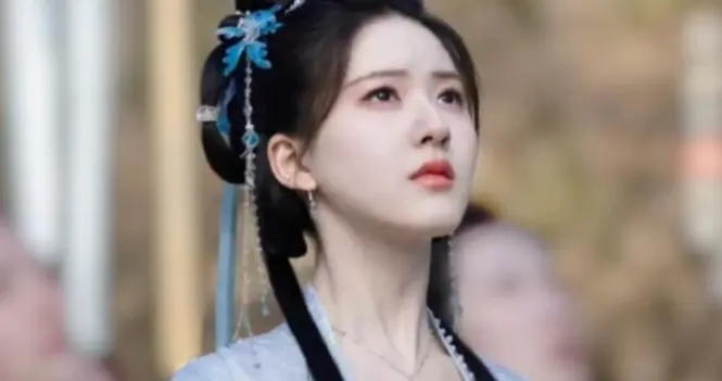 女星蓝色古装有多绝？赵露思灵动卢昱晓太温柔，看到唐嫣：爱了！