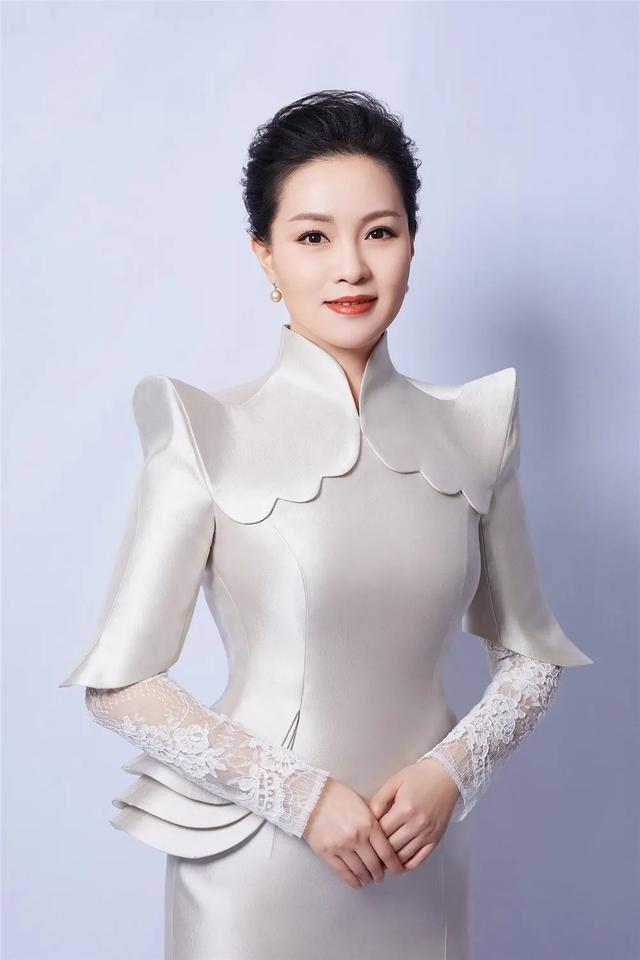 雷佳|《人世间》唱响，13次登上春晚，低调做慈善，42岁仍在追梦路上