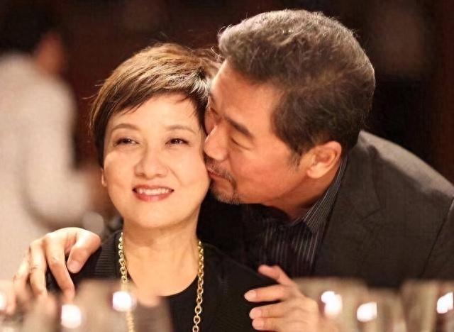 谁都没想到！快到年底了，65岁的邓婕用这样的方式，打出一副王炸