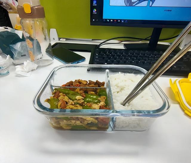 安徽女子带饭上班，同事之间议论不已，老板：再带饭就别干了