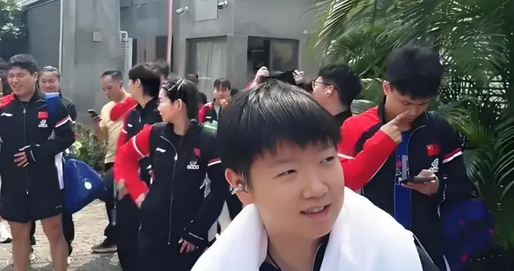当孙颖莎看到印度亚锦赛场馆外的景象时，她的苦笑说明了一切