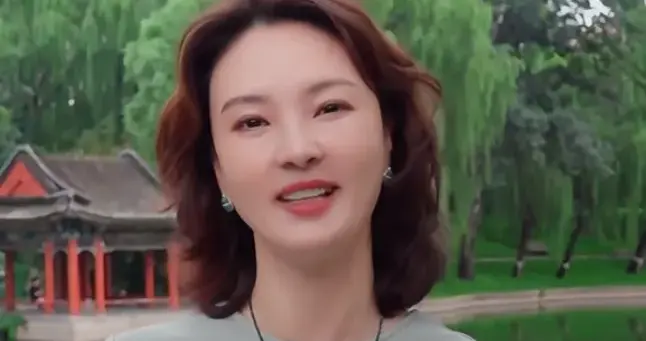 刘芳菲分享白露节气，身着浅灰色裙装搭配精致项链，尽显优雅气质