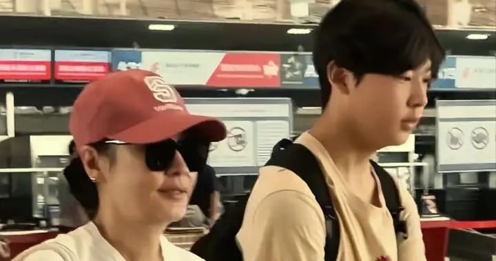 梁静管虎机场送儿子上学，16岁犇犇身高190，跟管虎共用一张脸