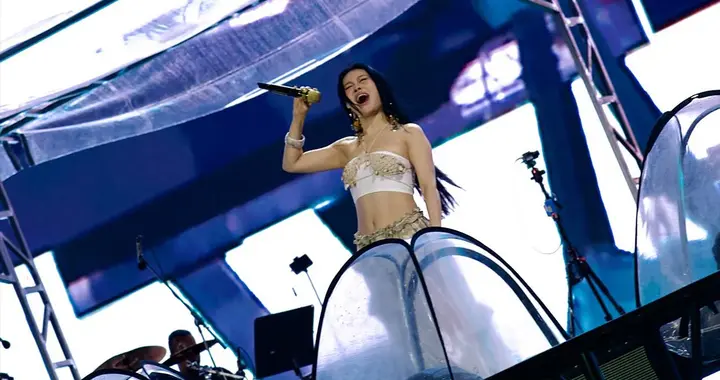 袁娅维身着清凉装在风雨中献唱，观众当场劝她穿衣服，本人好幽默