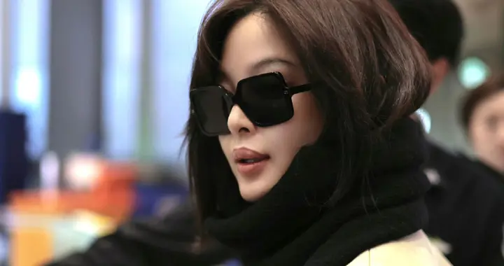 影后辛芷蕾现身机场，身穿白色大衣围着黑色围巾，慵懒如韩剧女主