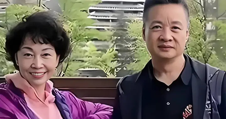 阎维文携妻回平遥，68岁妻子好瘦好显老与丈夫同框就像两代人一样