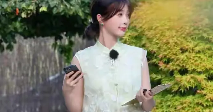 虞书欣穿小短裙现身，白皙玉腿曲线简直是直男收割机