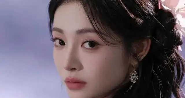 周洁琼颜值封神！百变风格焊在身上的氛围感天花板