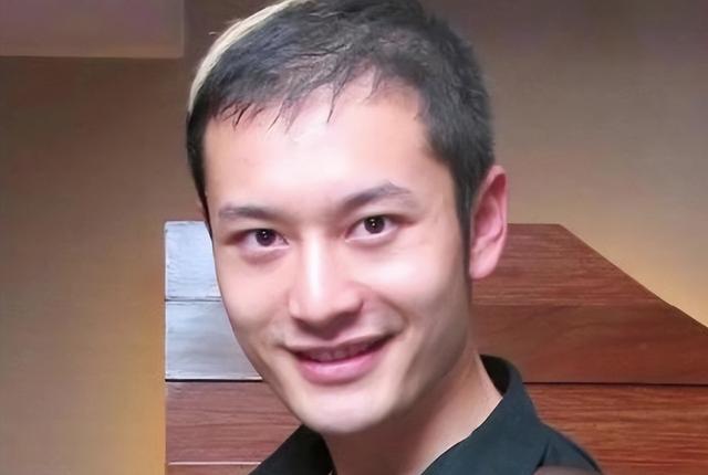 去掉假发，原来他们长这样！陈奕迅搞笑，黄晓明尽显油腻，没眼看