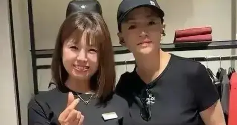 网友偶遇65岁宋丹丹逛阿玛尼，这身材苗条状态超级无敌