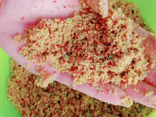 |夏季钓鱼，窝料制作配方分享，诱鱼迅速留鱼久，学会了渔获翻一倍