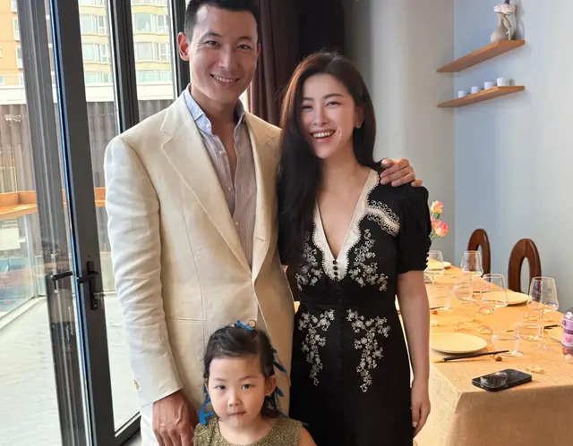 41岁朱珠晒全家福庆生，一家三口盛装出席生日宴，刘亦菲也有参加