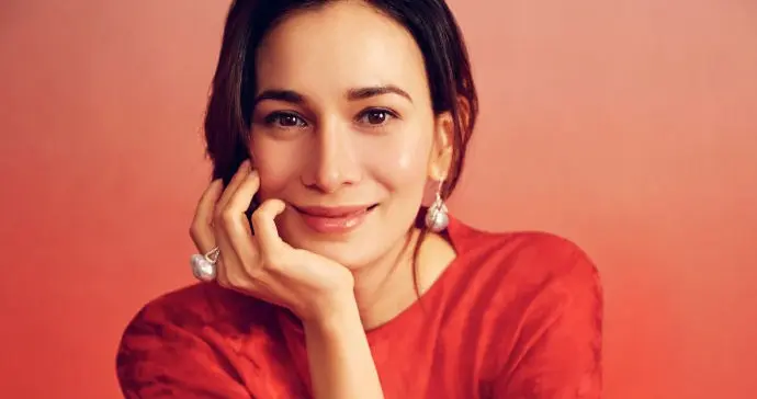 卢靖姗脚踩白色高跟写真，沉稳优雅的姐姐