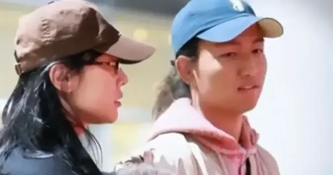 白百何带俩儿子回国，17岁大儿子罕见露面，身高180，模样像爸爸