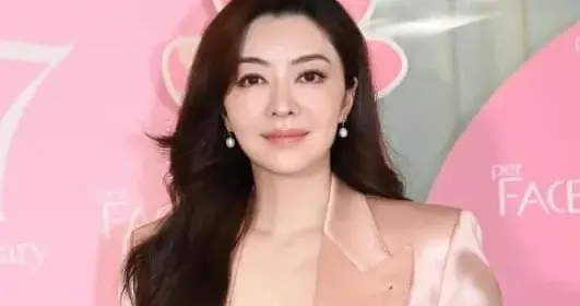 超模气场！熊黛林粉色西装亮相 Perface 周年庆，优雅韵味十足