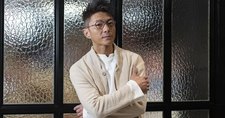 香港海味铺太子爷放弃继承家业，签约英皇做歌手，不善经商被劝退