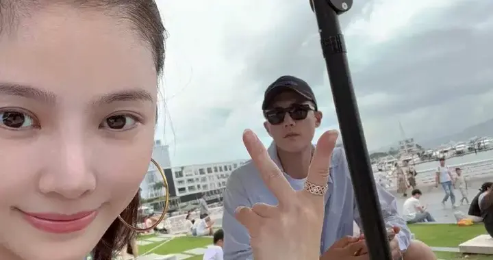 王灿高调晒照庆祝和杜淳相识9年，互为对方拍照，胖10斤美如少女