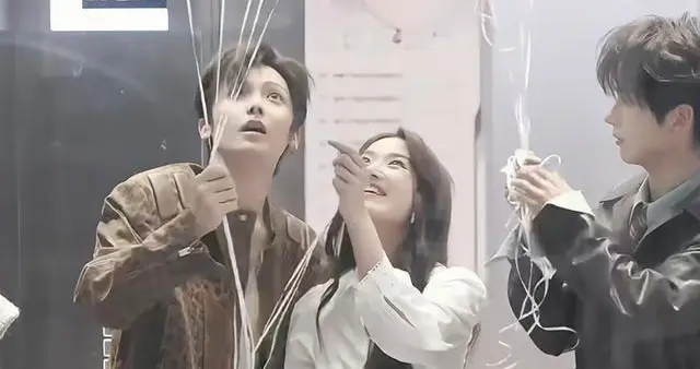 卢昱晓亮相活动，白衬衫牛仔裤清新造型，笑容牙龈略显抢眼！