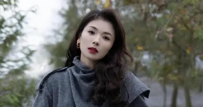 刘涛烫了油画卷发大回春！穿灰大衣+黑裤子+长筒靴，简约又高级！