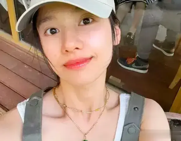 张婧仪背带裤秀锁骨，笑颜如花肌肤胜雪，无瑕美肌引人醉！