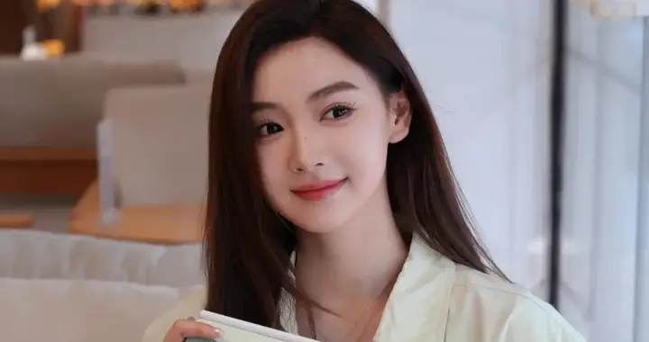 金佳悦手持华为平板拍日常，绿色衬衣搭长发温婉又气质，笑容好甜