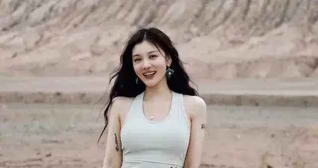 陆翊大漠随拍好身材藏不住！简单穿搭引热议，网友炸锅？