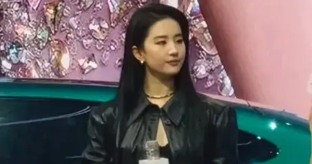 刘亦菲宣传华为新车，戴20万宝格丽很贵气，线下人气不高但带货强