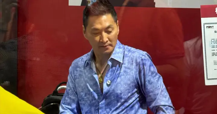 65岁何家劲现身上海卖货，穿衣打扮帅气有型，胸肌饱满不显老态