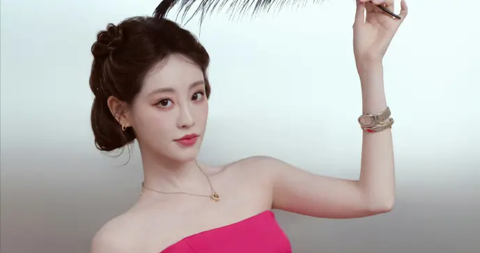 祝绪丹这身红色齐肩抹胸长裙好有仙气。