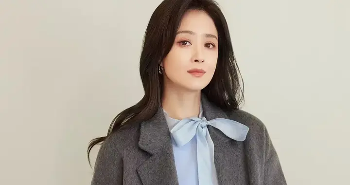 蒋欣减肥成功后大变样！灰色大衣+系带羊毛衫+阔腿裤，高级又洋气