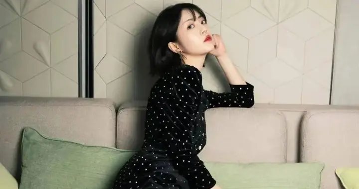 李溪芮光脚丫子，小腿线条好丝滑！腿比身长多一倍！