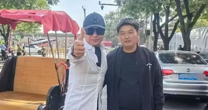 63岁马景涛在杭州街头被偶遇，穿衣打扮一言难尽，气质变姨化了