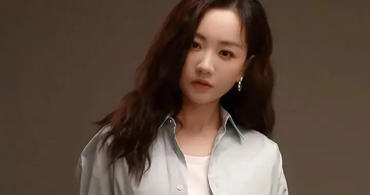 杨蓉穿雾霾蓝纱裙，短发造型温柔又惊艳