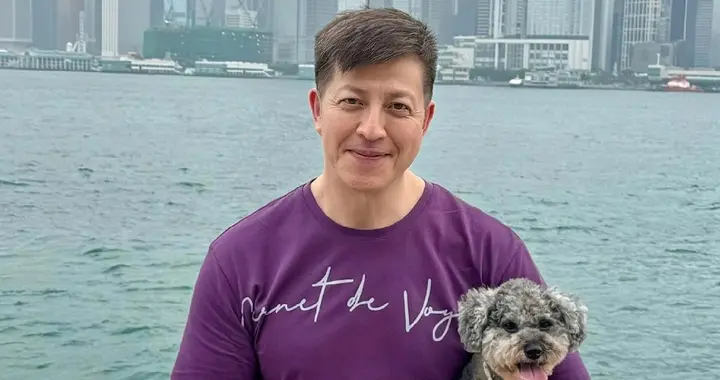 恭喜！58岁香港知名演员疑迎来新恋情，被贴大字报曝光欠债不还