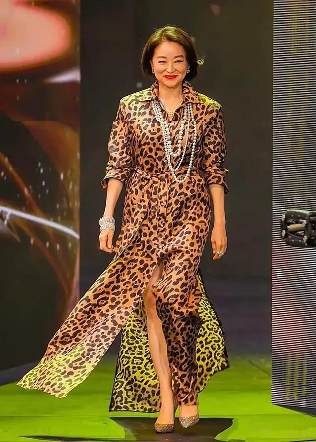林青霞现身金像奖，穿豹纹长裙气场全开，70岁气质优雅风韵犹存