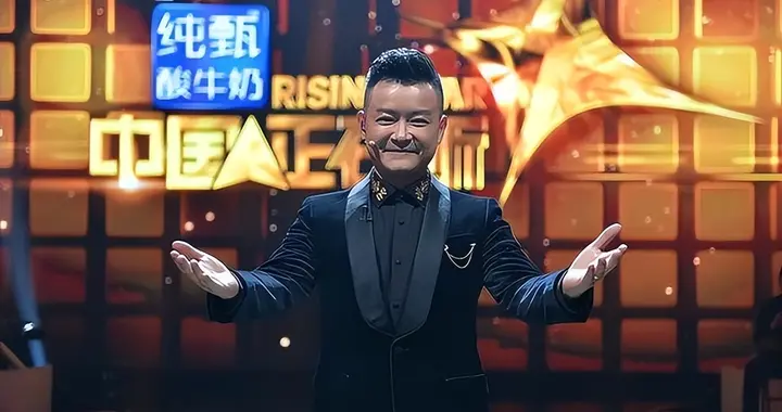 他是央视名嘴，31岁因一句话离开央视赴美国，如今50岁咋样了