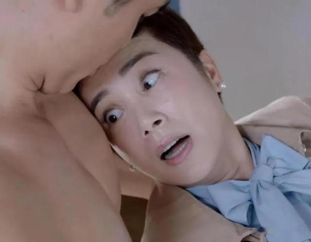 蒋雯丽|2个大学生干儿子，彻底撕开了蒋雯丽的“遮羞布”