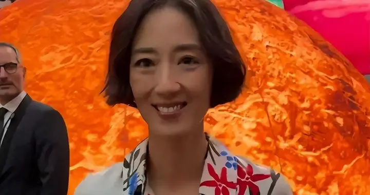 断崖式衰老，41岁桂纶镁走红毯瘦脱相，生图撞脸男星孙耀威