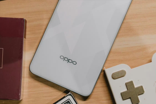 上市不足一月跌至934元，耐摔直屏+7000mAh+5000万，适合做备用机