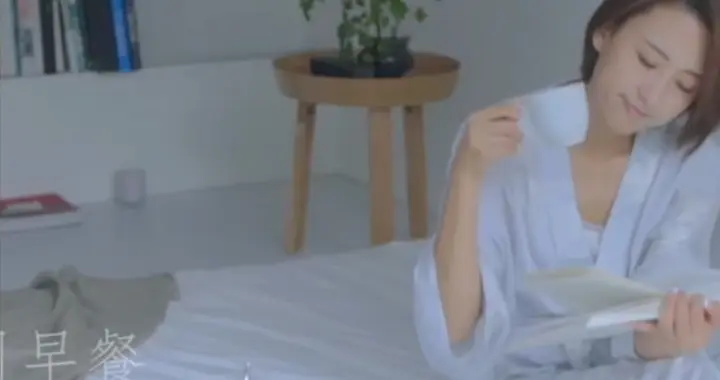 47岁张蕾独自过妇女节，睡到自然醒穿睡衣在床上吃饭，早餐很讲究