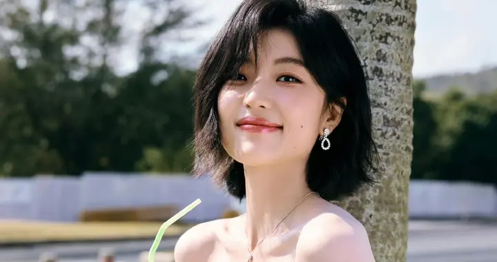 孙千穿搭氛围感拉满，从海边白纱到都市西装，风格切换自如又高级