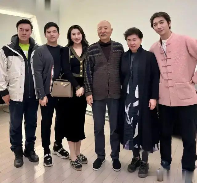 陈佩斯兄妹罕见同框！妹夫张山站边上，外甥女仍然避不开陈家基因