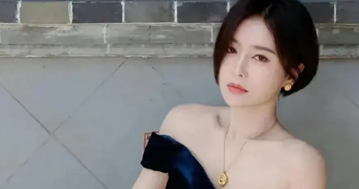秦岚短发好有气质！穿露肩丝绒裙，美出新高度！