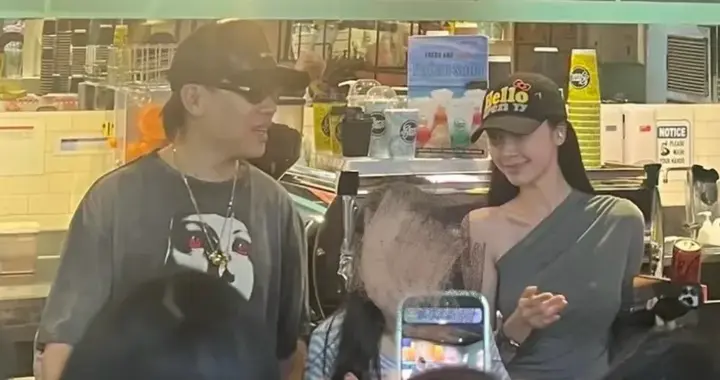 胡彦斌易梦玲牵手现身机场，大方秀恩爱好甜蜜，还和网友们拍合影